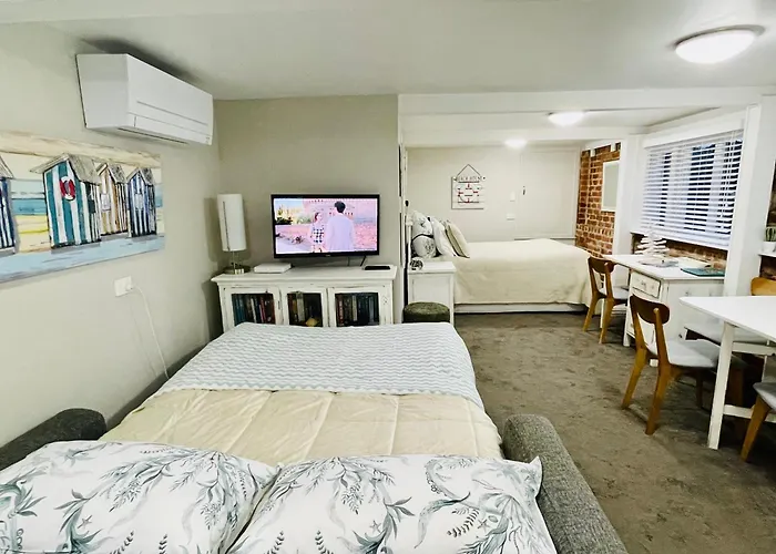 Whitby Studio - 200M To Mairangi Bay Beach