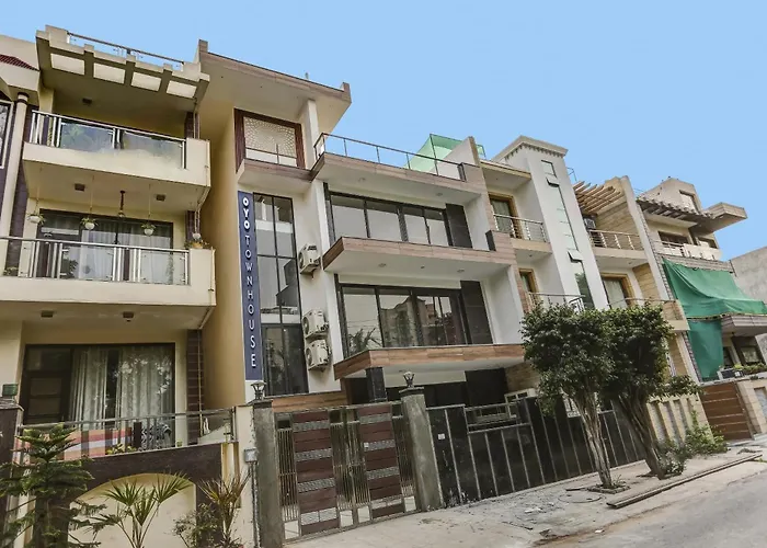 Townhouse Metro Inn Residency Near Iskcon Temple Noida