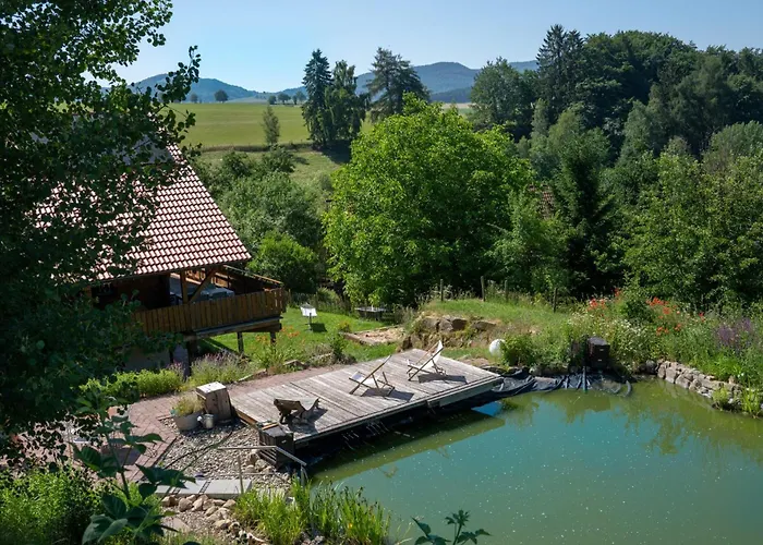 Blockbohlen HolzHaus mit Sauna, Outdoor Jacuzzi und BadeTeich