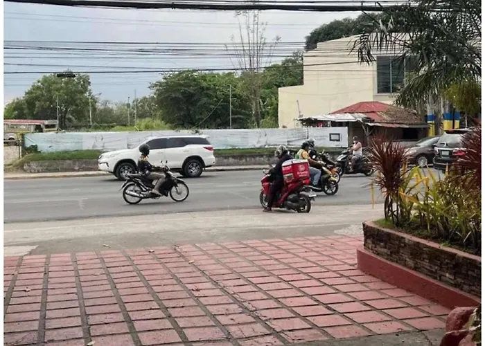 Oyo 1026 Evita Hotel Bacoor