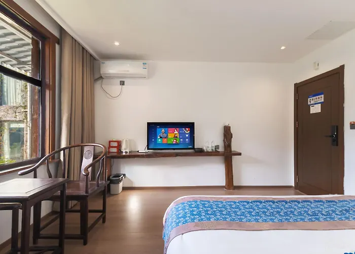 Zhangjiajie Joy Hotel -New Hotel ,Avatar Mountain View, Walking Distance To The Middle Gate Of Forest Park,Quite Entrance, Less Crowed & No Queue,Free Well-Prepared Breakfast,Free Self-Service Laundry & Drying, Attraction Tickets Serivce,Nice Host