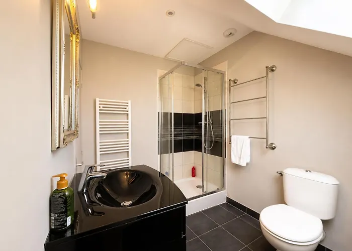Apt duplex ou plain pied tout confort plein centre ville Bayeux proche commerces, restaurants, avec terrasse privative ou jardin commun aménagé clos, parking gratuit à proximité, proche plages du débarquement