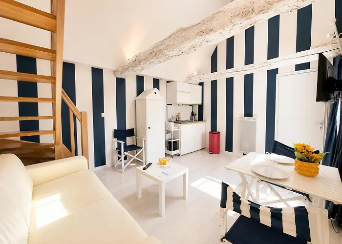 Apt duplex ou plain pied tout confort plein centre ville Bayeux proche commerces, restaurants, avec terrasse privative ou jardin commun aménagé clos, parking gratuit à proximité, proche plages du débarquement