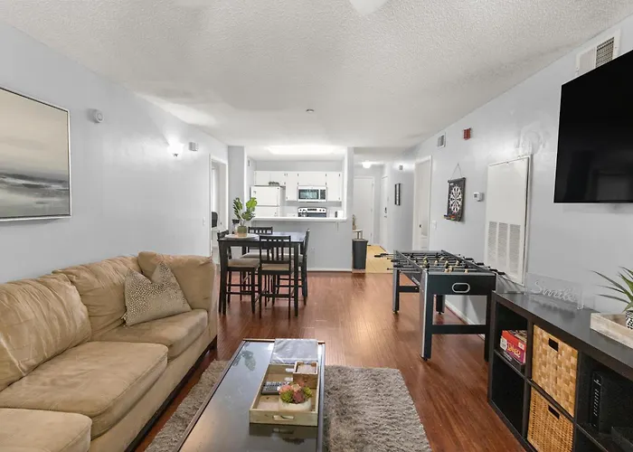 Spacious 4 Beds 4 Baths Condo Mins To Shands, Uf, & Downtown!
