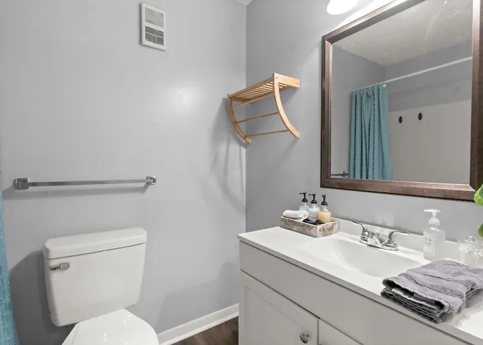 Spacious 4 Beds 4 Baths Condo Mins To Shands, Uf, & Downtown!