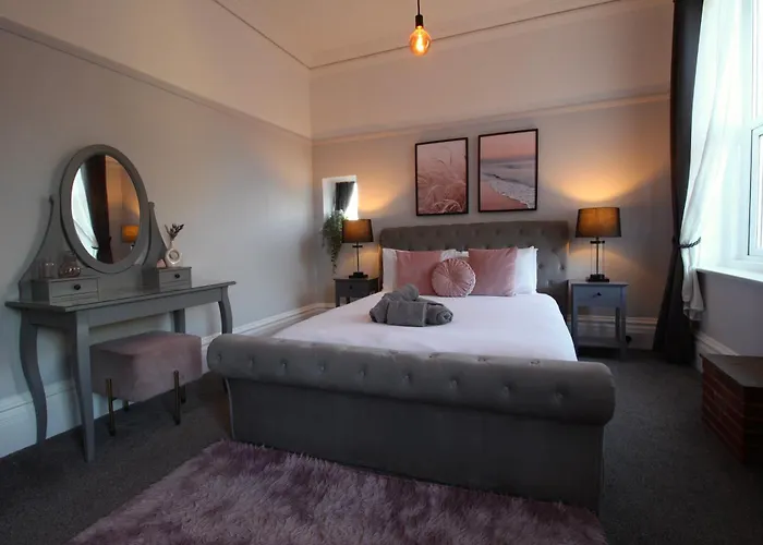 The Retreat - Two Mins From Beach - Large Flat