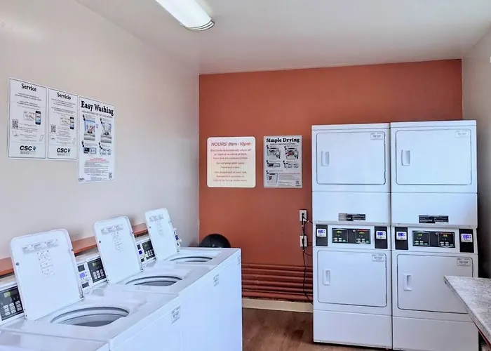 Bright Top Floor-King Bed-Parking-Fast Wi-Fi