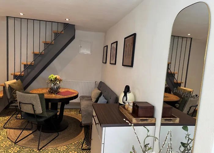 Modernes Tiny House mit Sonnenterrasse