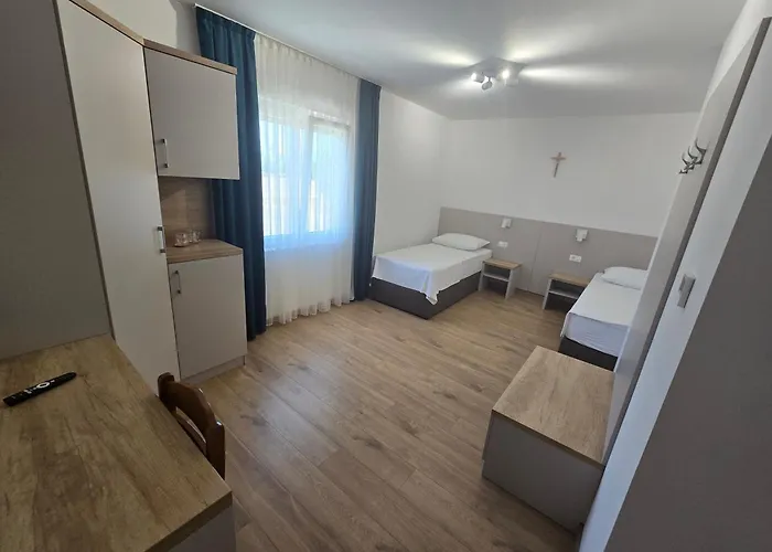 Hotel 81