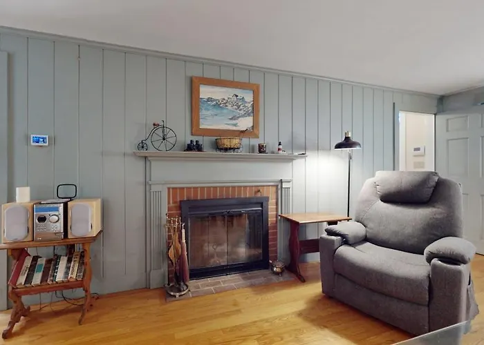 Cozy & Quiet Hyannis Retreat