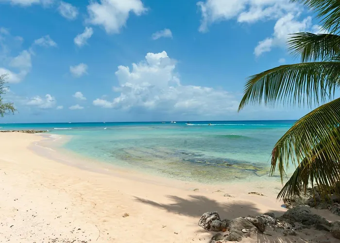 Modern 2Br Beachside Haven Ground Floor And Pool