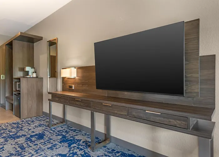 Best Western Plus Marquette Hotel & Suites