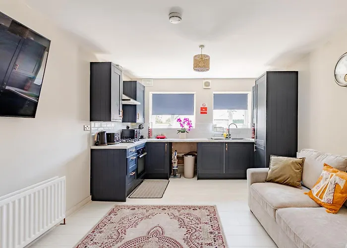 Spacious 1 Bedroom Apartment - Private Access & Parking - Prime Oxford Location