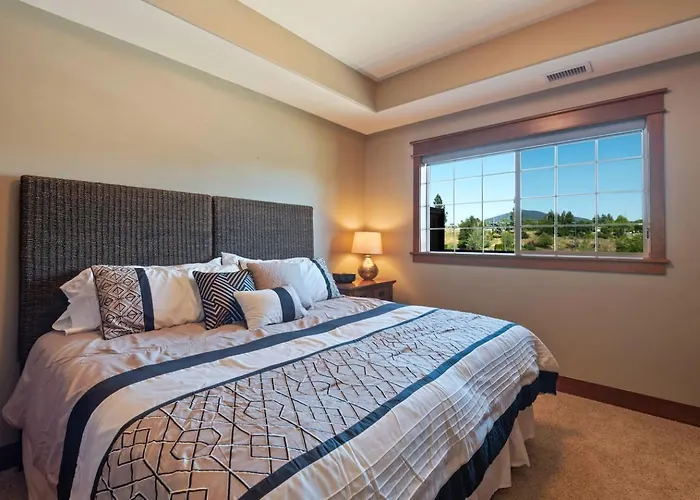Stylish 2Br2Ba Riverstone Condo Sleeps 6
