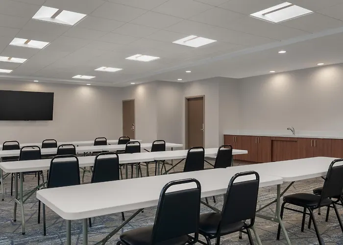 Holiday Inn Express & Suites Muncie Northwest By Ihg