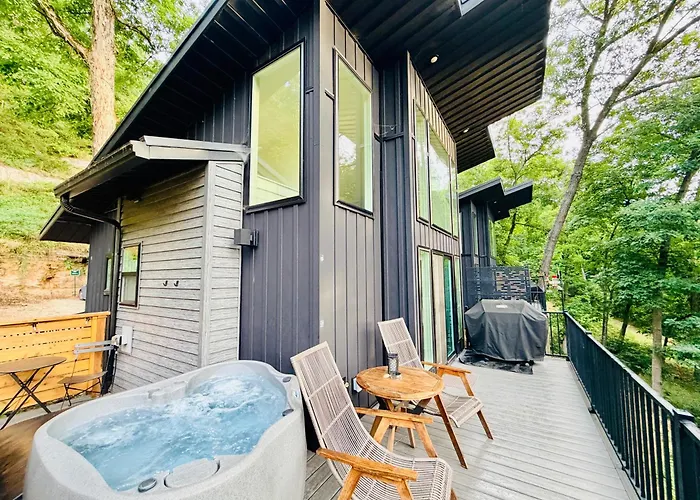 Firefly2 - Luxury Lakeside Treehouse With Hot Tub