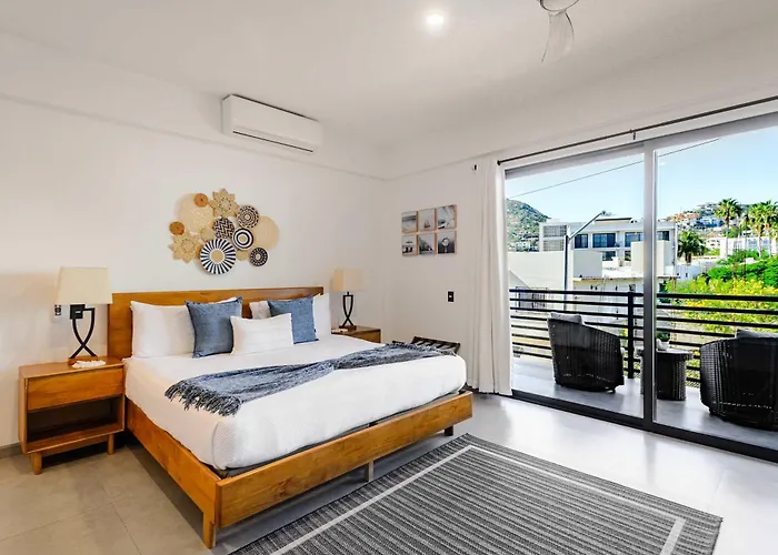 Modern Condo Walk To Marina, Dining & Nightlife