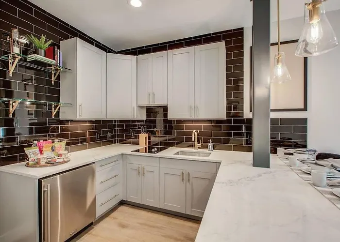 Chic Tennyson St Retreat - Walk To Shops & Cafes