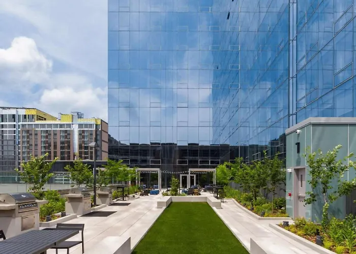 Luxury Apt Near Downtown