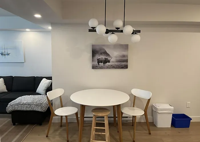 Cedar&Sage Luxury Modern Suite with Full Kitchen