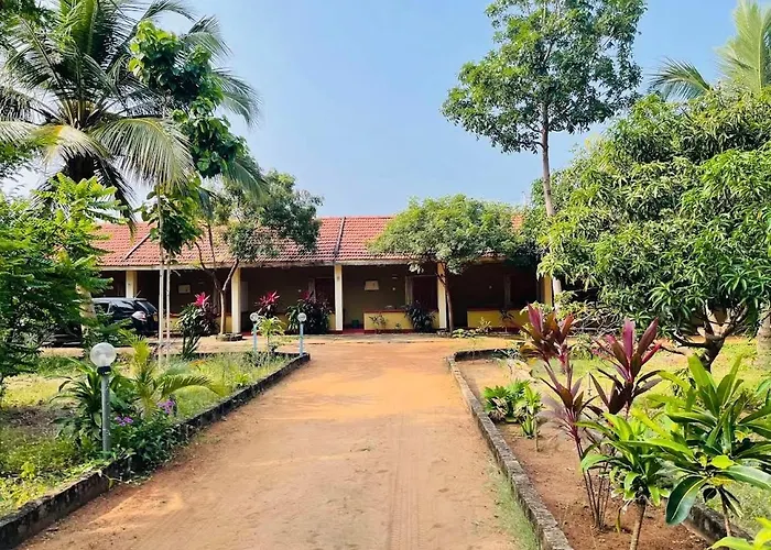 Four Teess Rest Inn