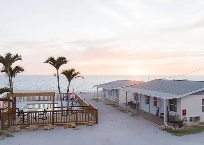 Seafarer Beach Resort - Ocean View With A Pool On The Beach