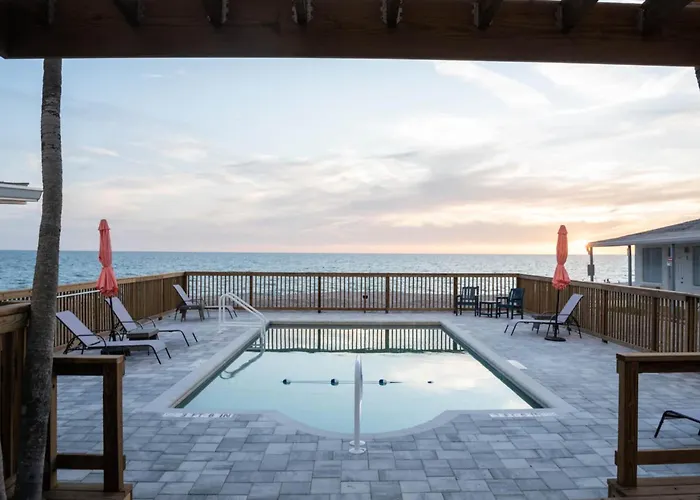 Seafarer Beach Resort - Ocean View With A Pool On The Beach