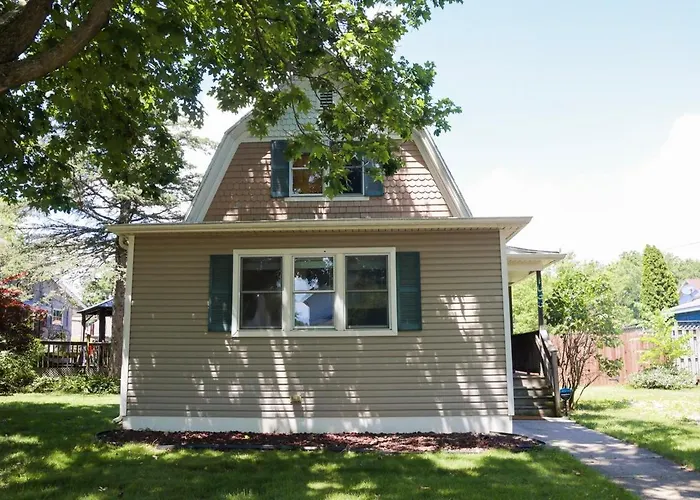 Walk To Beach And Downtown Lake Geneva!