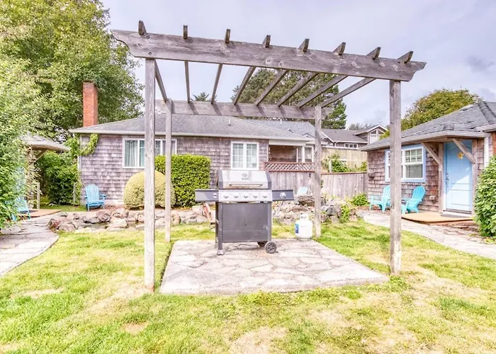 Serene Dog-Friendly Cottage - Blocks To Beach & Downtown