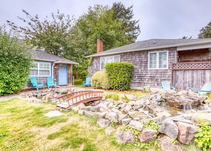 Serene Dog-Friendly Cottage - Blocks To Beach & Downtown