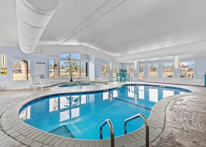 King Bed, Jacuzzi, Private Balcony By Gull Lake