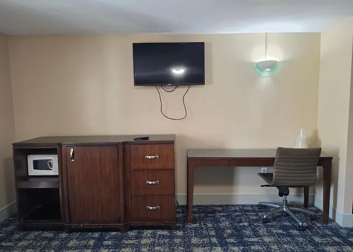 Wolcott Inn And Suites