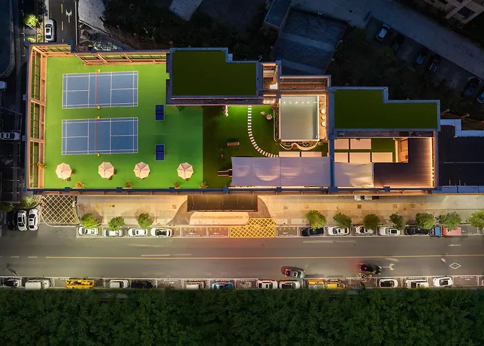 Phoenix Sky Pool Hotel-Newly Opened 2026 Free Pick-Up Service Rooftop Infinity Pool Kids Playground On-Site Cafe Near Fenghuang Scenic Area