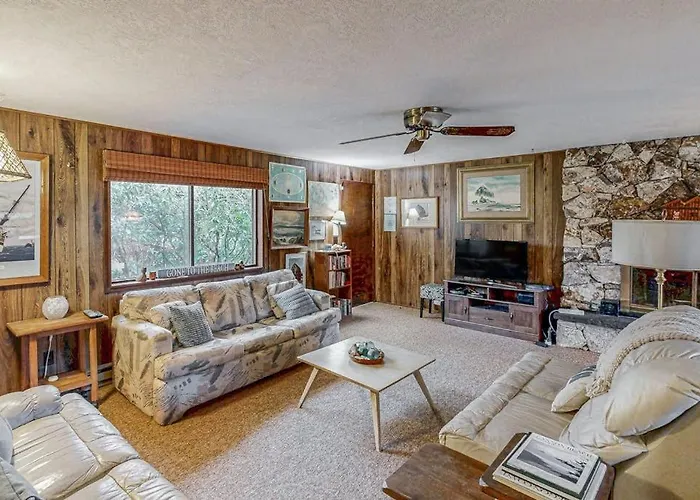 Dog-Friendly Cottage With Private Hot Tub Deck Berry Bushes & Beach Access