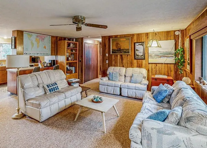 Dog-Friendly Cottage With Private Hot Tub Deck Berry Bushes & Beach Access