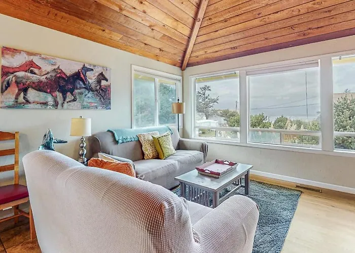 Elegant Home With Stunning Ocean Views & Dog Friendly