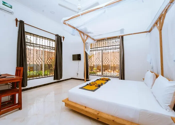 Farashuu Luna Hotel