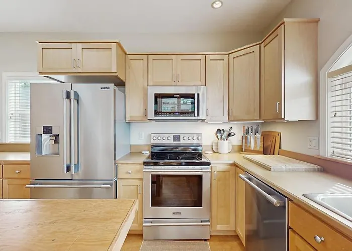 Charming Home With Wifi Deck & Grill - 1 Block To The Beach
