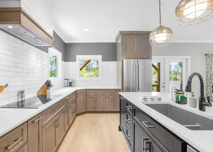 Luxury Lakefront Home, Games, Kayaks, 2 King Beds