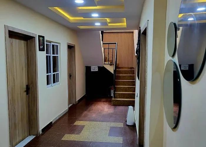 De' Mayors Court Suites&Bar