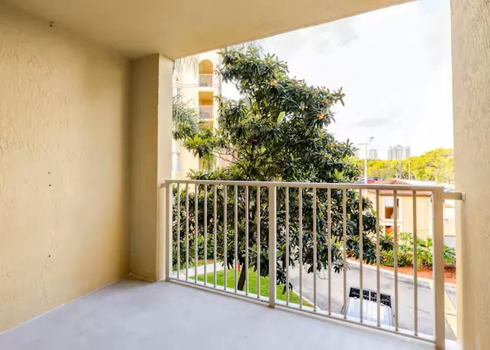 Newly Renovated Condo At The Yacht Club Aventura 1305