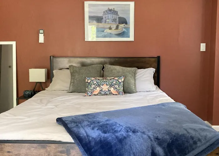 Kansas City West Plaza Furnished Studio Apartments--1E