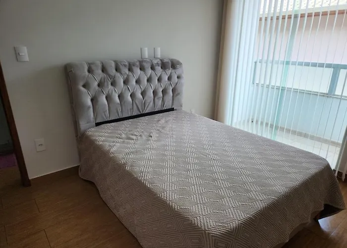 Casa Agradável Completa com 3 Quartos, 2 Banheiros e Garagem