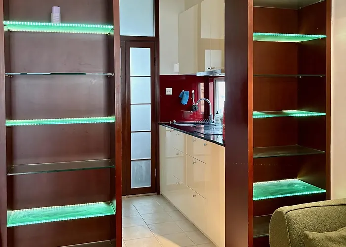 Hk Studio With Private Roof & Kitchen - Walk-Up No Lift