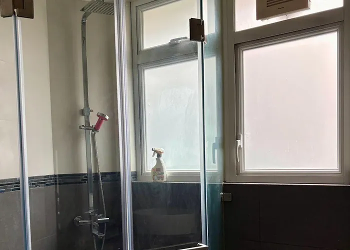 Hk Studio With Private Roof & Kitchen - Walk-Up No Lift