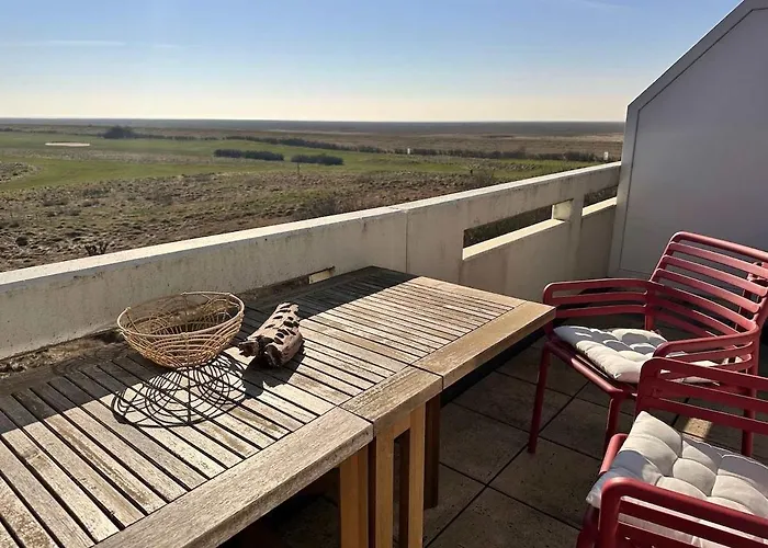Sky&Sand Homes Weitblick I Helle Galeriewohnung mit atemberaubendem Meerblick, erste Strandlage, Skandi-Design, sonniger Balkon