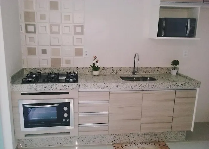 Casa Agradável Completa com 3 Quartos, 2 Banheiros e Garagem