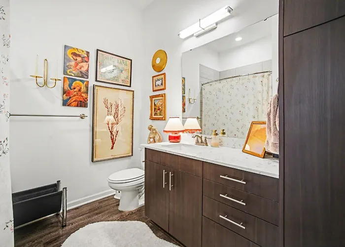 Beautiful Luxury Condo In The Heart Of Overland Park