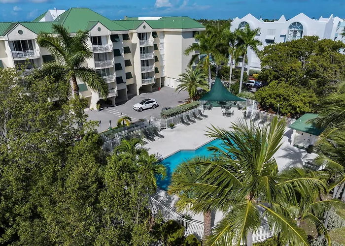 Seas The Breeze, Poolside Condo Near The Beach