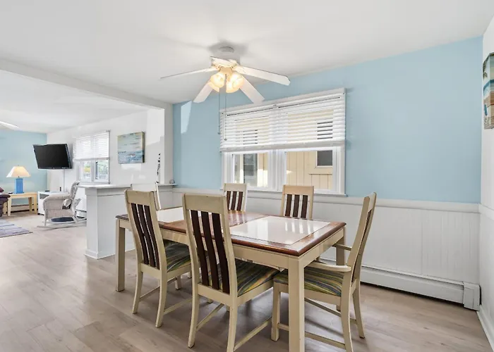 3Br Condo With A Covered Porch & Grill Few Blocks To The Beach, Bay And Dining